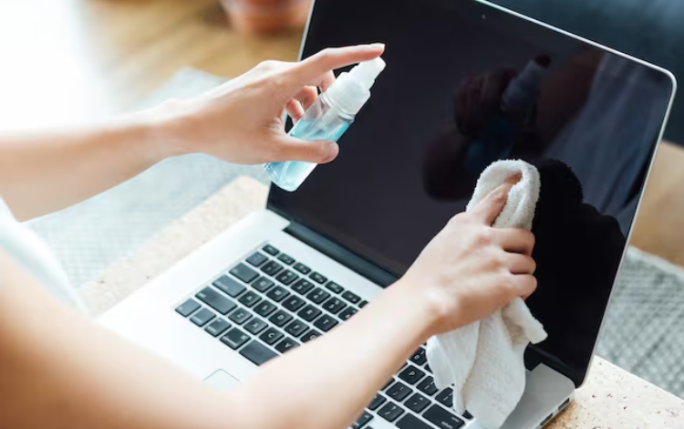 Nunca aplique líquido directamente a la pantalla de la computadora

 – Primer plano