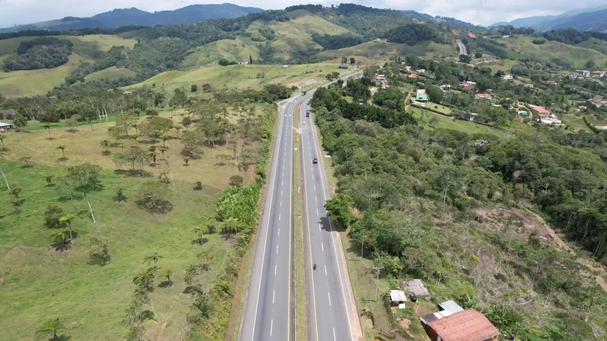 El gobernador Valle del Cauca dio una parte de la paz sobre la seguridad vial entre Buga y Buenaventura, después de intimidar a los conductores de camiones

 – Primer plano