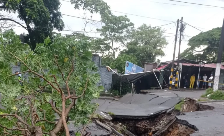 El puente cayó y hay 18 puntos con una crisis en la lluvia; ¿Y el camino a Bogotá?
– Primer plano
