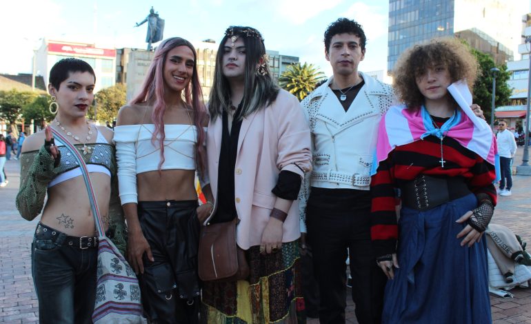 Vestidos de pasto en colores en la Marcha de Lagbtiq+ Pride March
– Primer plano