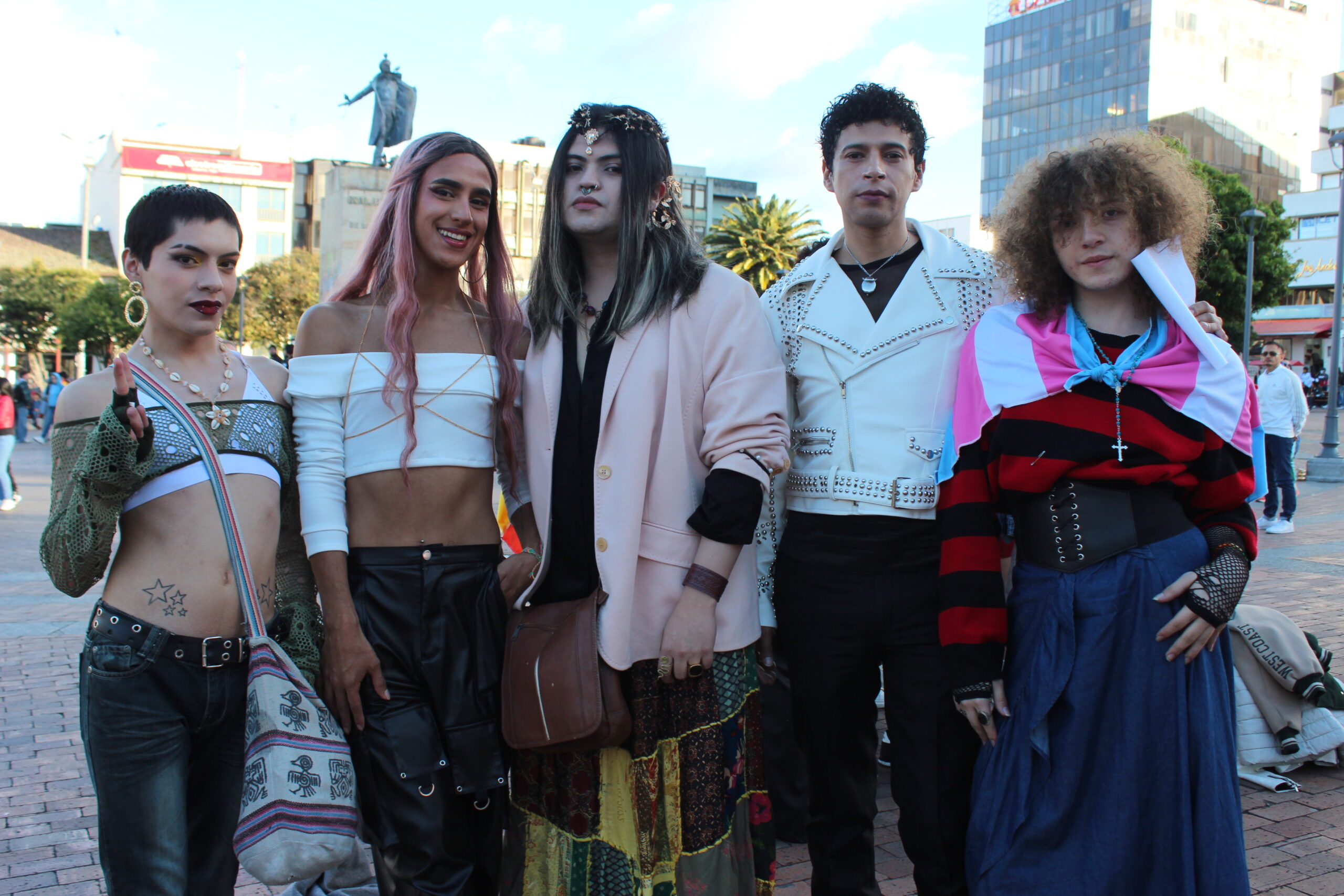 Vestidos de pasto en colores en la Marcha de Lagbtiq+ Pride March

 – Primer plano
