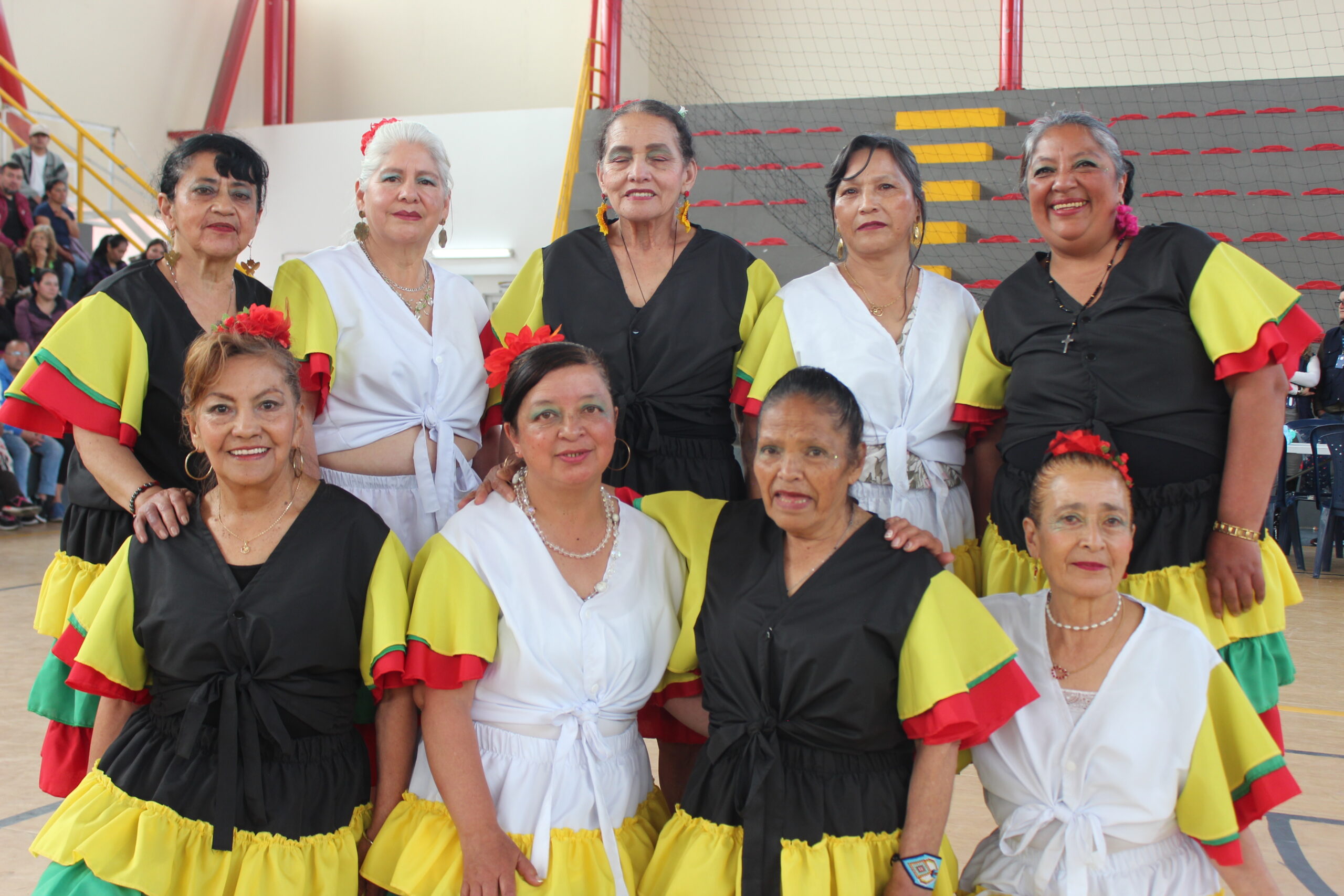 Los adultos mayores llenaron el coliseo del trabajador en pasto con folklore

 – Primer plano