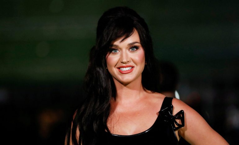 Katy Perry se somete a un incidente técnico en el concierto completo en San Francisco
– Primer plano