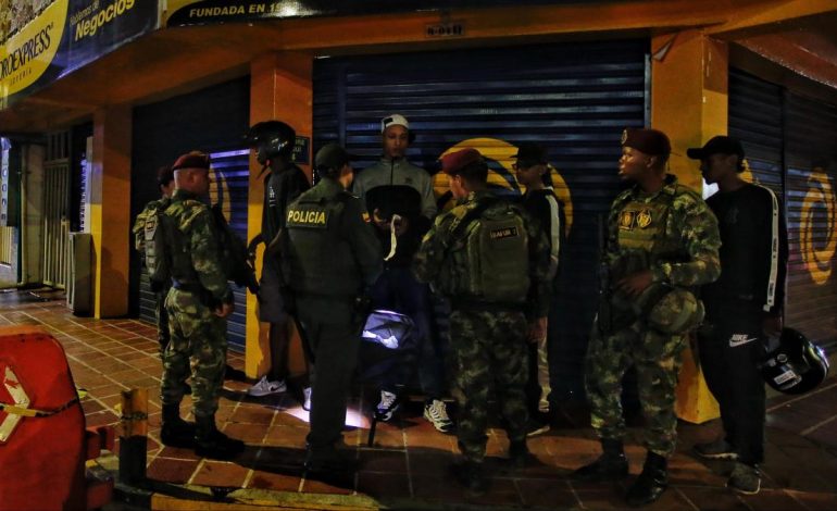 La comunidad regresa con miedo, mientras que los explosivos y los materiales fuertes persisten en las zonas rurales.

 – Primer plano