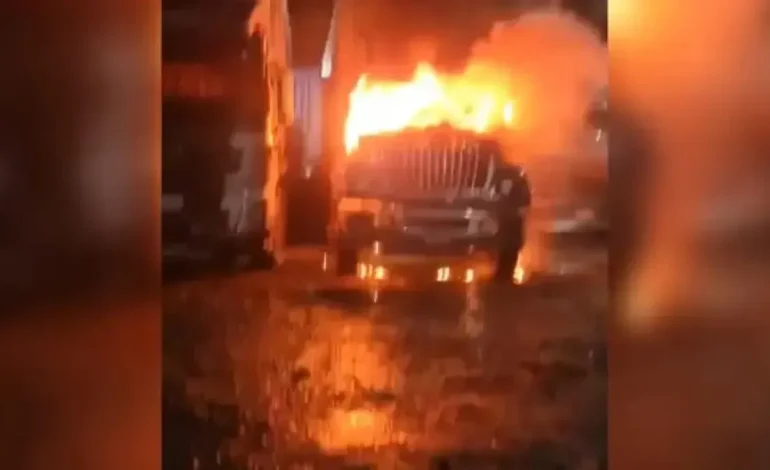 Los hombres armados le dispararon al conductor de un vehículo de carga en la carretera a Buenaventure; Allí queman seis tractomuts y encuentran una granada

 – Primer plano