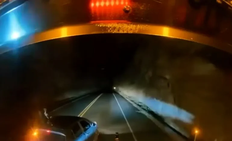 Los presuntos delincuentes chocaron cuando intentaron escapar de este lugar.

 – Primer plano