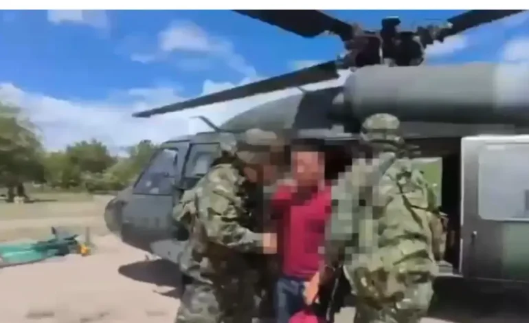 Maniobra de aire compleja del ejército para salvar a un hombre que sería secuestrado por disidentes

 – Primer plano