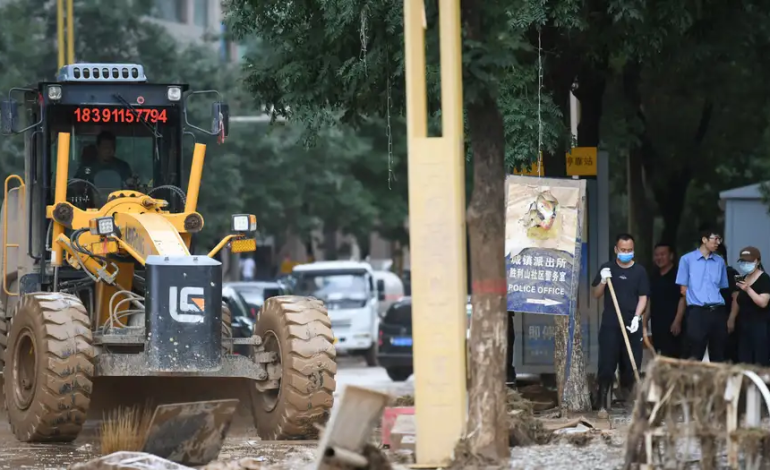 Miles de personas fueron evacuadas por fuertes lluvias en Beijing
– Primer plano