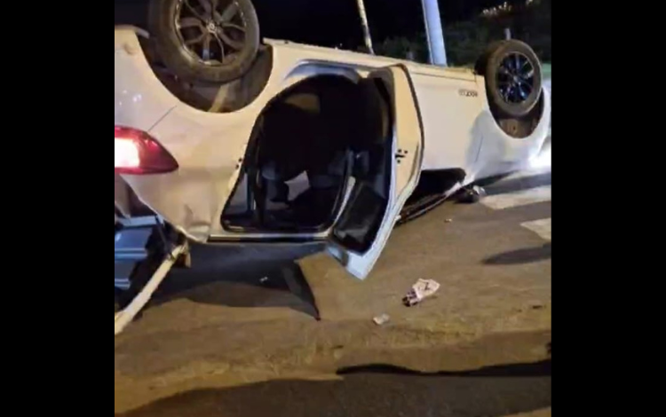 El conductor causó un accidente grave y huyó y dejó una familia herida
– Primer plano