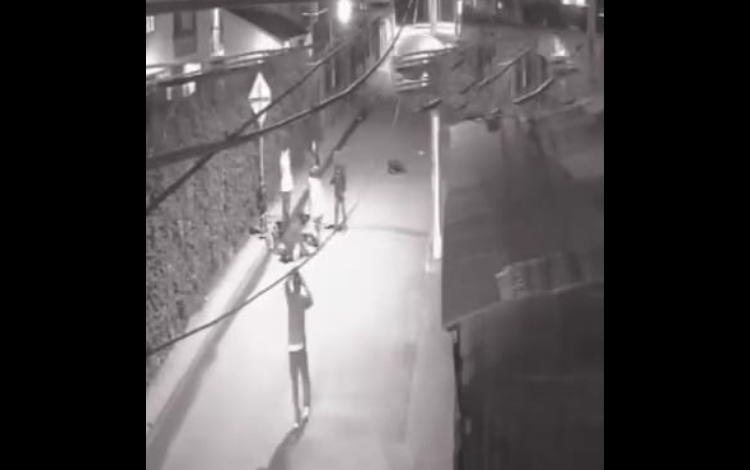 Una niña murió después de ser abrumada por una camioneta mientras anda en bicicleta
– Primer plano
