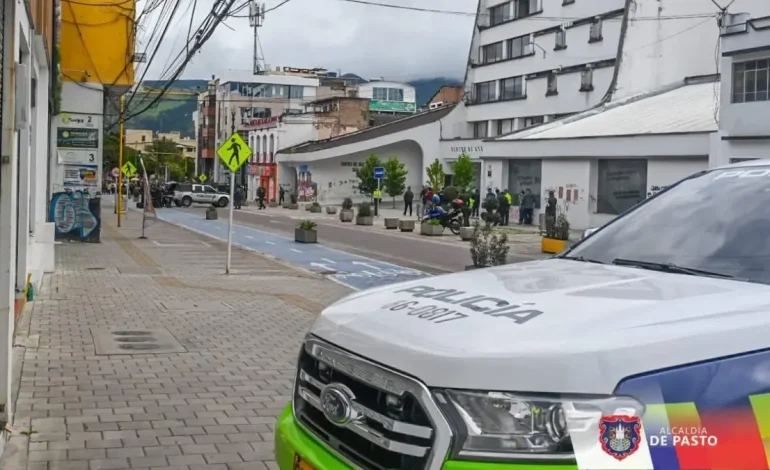 Preguntas, después de una colisión de la patrulla policial con ropa del ejército: sus habitantes huyeron
– Primer plano