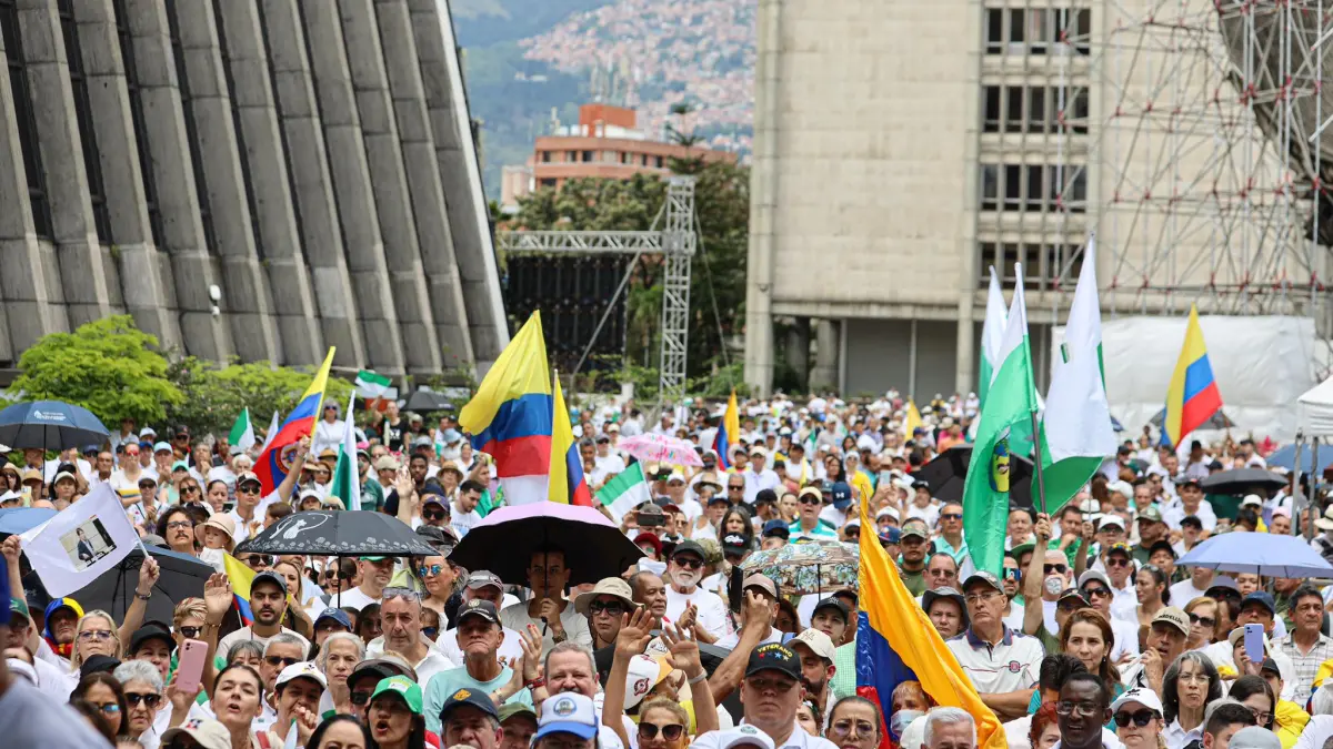Protesta masiva en el Alpujarr en el rechazo de la Ley del Presidente del Presidente Gustavo Petro en Medellín

 – Primer plano