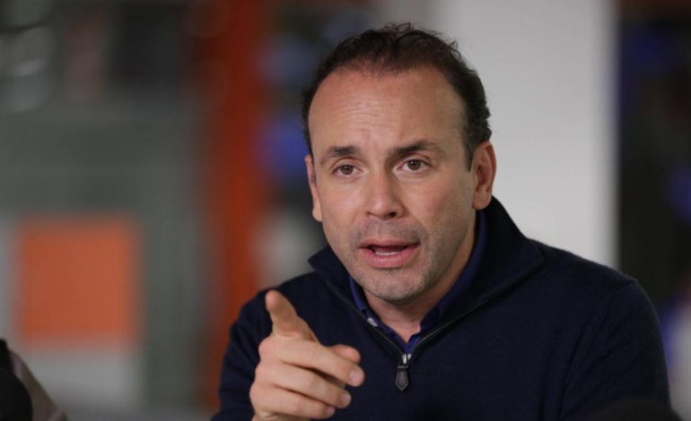 «Respeta la institucionalidad, incluso si parece difícil»

 – Primer plano