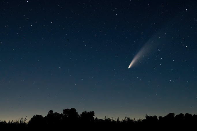 Cometa y ovnis en el cielo

 – Primer plano