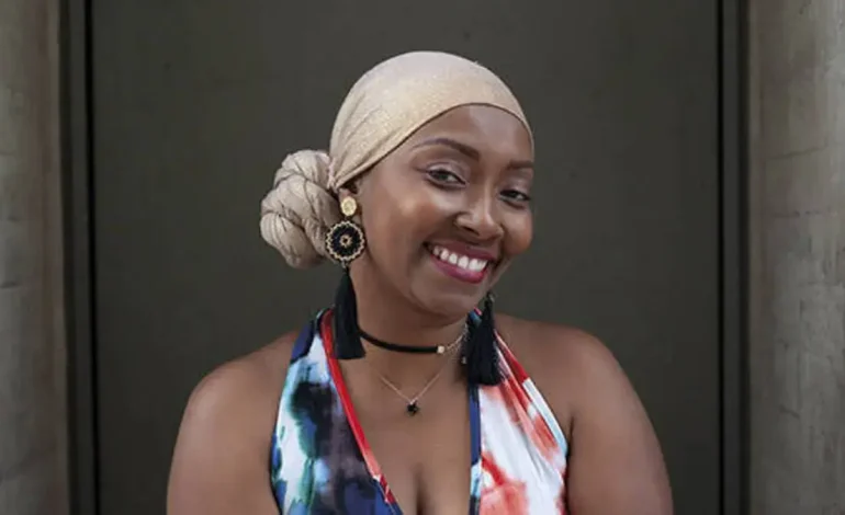 El tributo, que él era maestro en la escuela, y hoy es maestra de conocimiento familiar con reconocimiento internacional

 – Primer plano