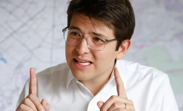 «El pasado se vuelve presente, y una vida más nos va en manos de nuestro peor enemigo»
 – Primer plano