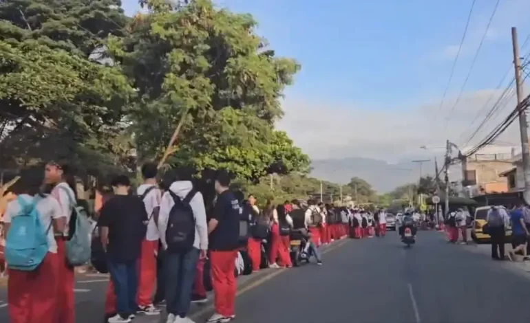 «Nos cuidan, no los cristalizan»: los estudiantes INEM College defendieron a las madres de la comunidad después de la controversia debido a la colección en łazienki

 – Primer plano