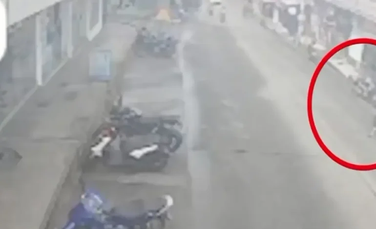 La cámara de seguridad registra el momento exacto en que el motociclista corre sobre los ancianos en Barrancaberma

 – Primer plano