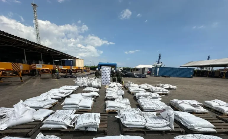 barcos, contenedores y un velero, con un objetivo en Europa

 – Primer plano