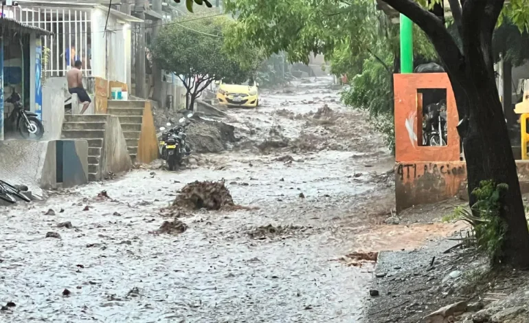 Las ondas tropicales y la baja presión mantienen amenazados a la parte norte de Colombia

 – Primer plano