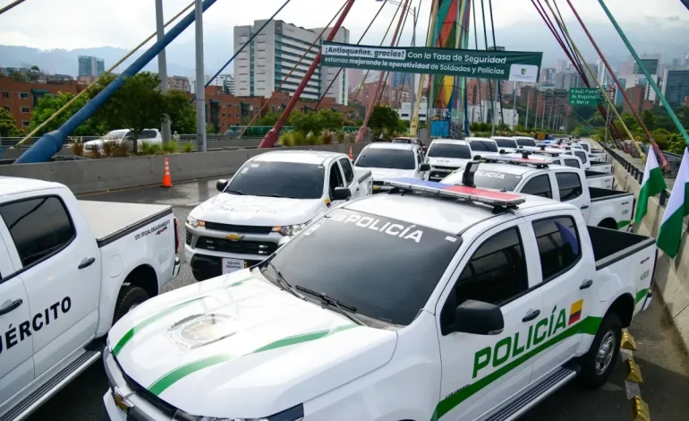 El gobernador de Antioquia entregó 49 camiones para el ejército natal, y la policía compró detrás del «indicador de seguridad»

 – Primer plano