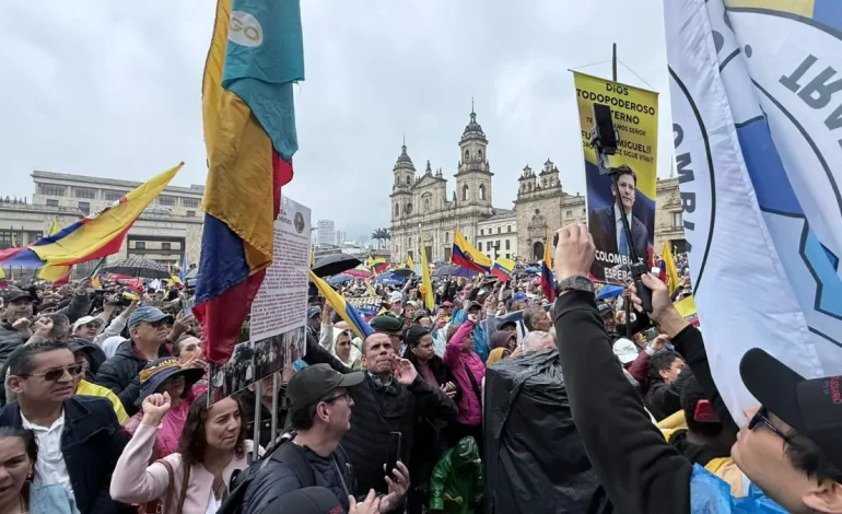 Fotos de marchas a favor del ex presidente Álvaro Uribe en Bogotá, Medellín y otras ciudades de Colombia hoy, 7 de agosto.

 – Primer plano