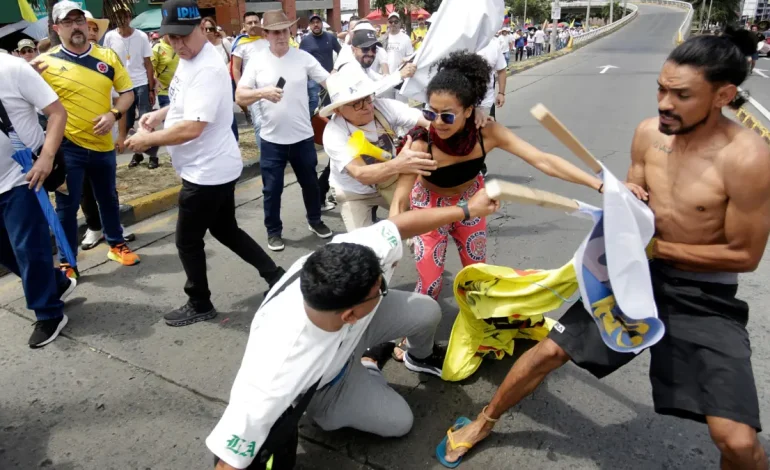Además de la marcha a favor del ex presidente Álvaro Uribe en Cali apareció en los manifestantes

 – Primer plano