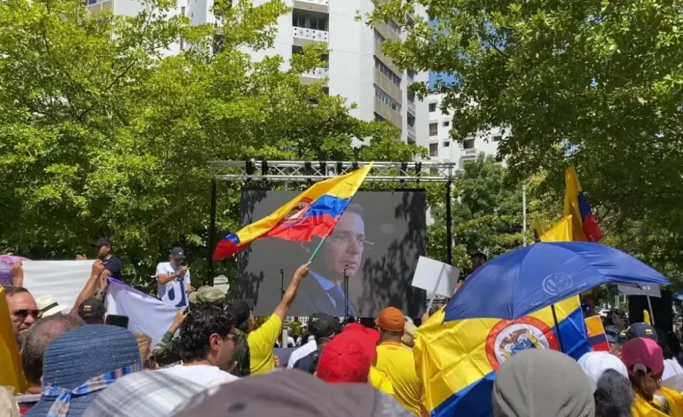Los ciudadanos se reunieron en Washington en apoyo del ex presidente Álvaro Uribe Vélez

 – Primer plano