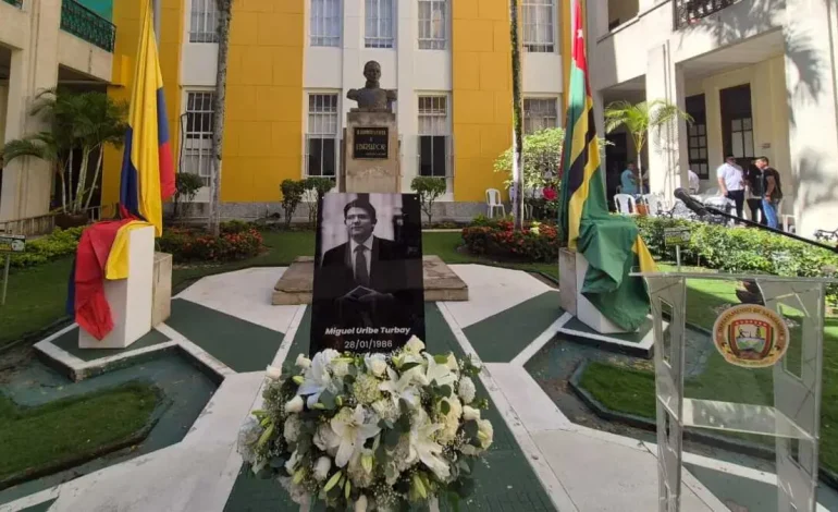 Un minuto de silencio, levantado de banderas de media ciudad y una llamada importante de la habitación
– Primer plano