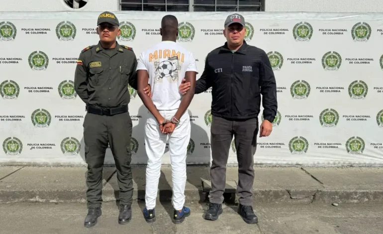 A la prisión, capturado, que aceptó las acusaciones de sacar a una mujer con el pelo, pero otra persona con el mismo nombre recibió amenazas: ¿Quién es?
– Primer plano