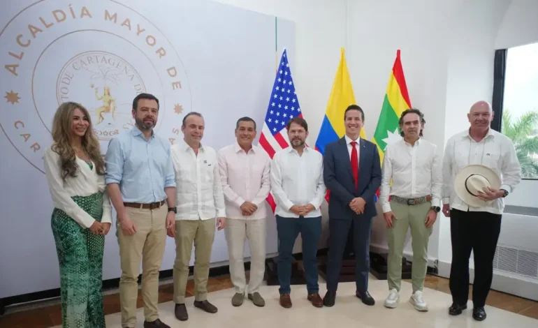 Jhon Macnamara, embajador de los Estados Unidos y dos senadores de esta nación se reunieron con los alcaldes del país en Cartaagen
– Primer plano