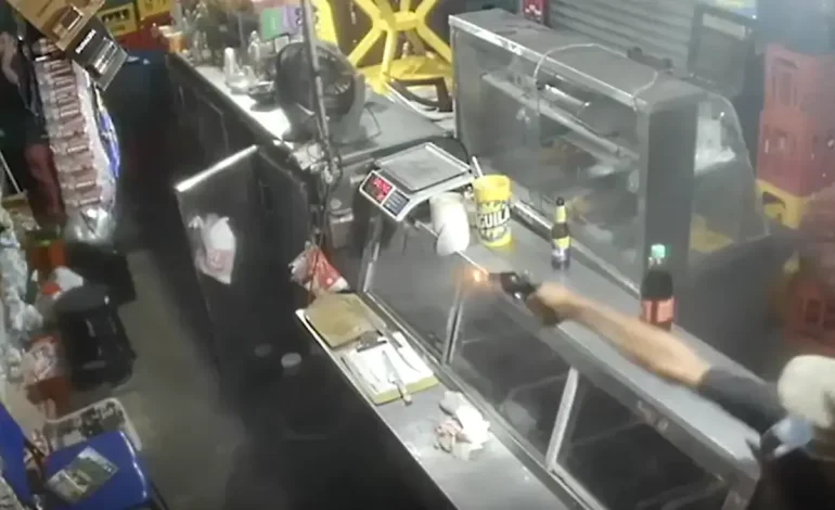 Por la tarde salió del folleto, fue a otra tienda por la noche y disparó: el rastro de un joven que amenazó al comerciante en Lucero

 – Primer plano