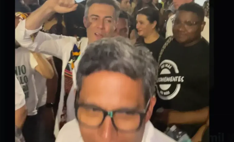 El ex alcalde de Medellín y el candidato presidencial dijeron que continuaba su campaña

 – Primer plano