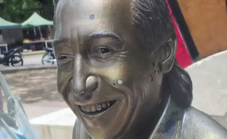 En Valledupar, las esculturas de Diomedes Díaz y otros ídolos de la música de Vallenata se descomponen entre el olvido y el vandalismo

 – Primer plano