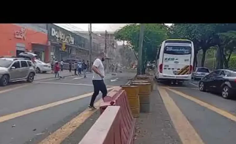 El ataque cerca de la base aérea de Marco Fidel Suárez de Cali genera pánico; Las autoridades confirman varios heridos y los muertos

 – Primer plano