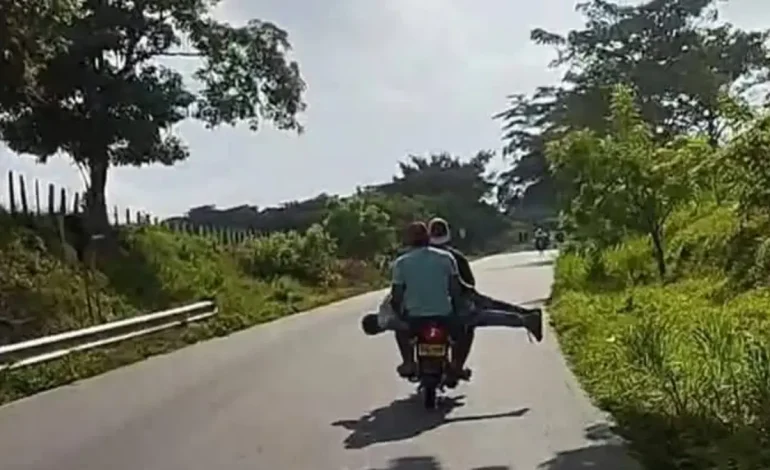 La policía está pidiendo a la familia en Magdalena que no levante el cadáver de sus seres queridos.

 – Primer plano