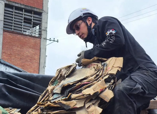 Carnaval en blanco y negro: Creative Alliance transforma los desechos en el arte

 – Primer plano