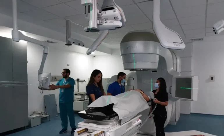 En Bucaramanga, crean un nuevo sistema de radioterapia, que según los expertos será menos sesiones y de manera más eficiente: es tecnología.

 – Primer plano