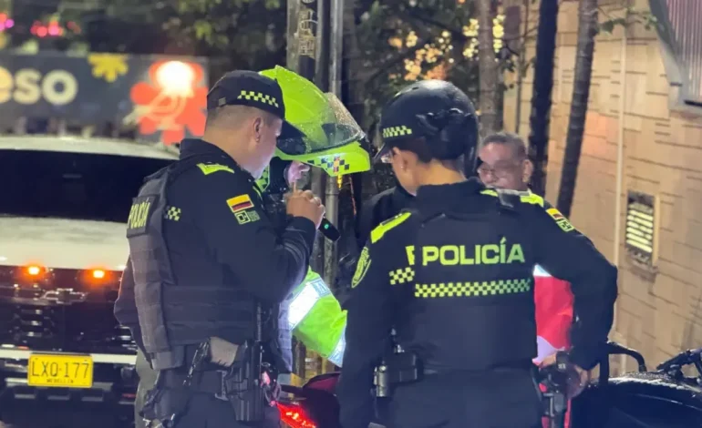 Están buscando un extranjero en Medellín, que atacó a su compañero con un cuchillo y le dio 27 puñaladas, y luego escapó del lugar.
 – Primer plano