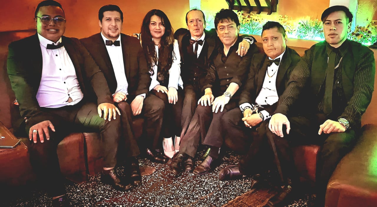 La compañía: 35 años de balada romántica

 – Primer plano