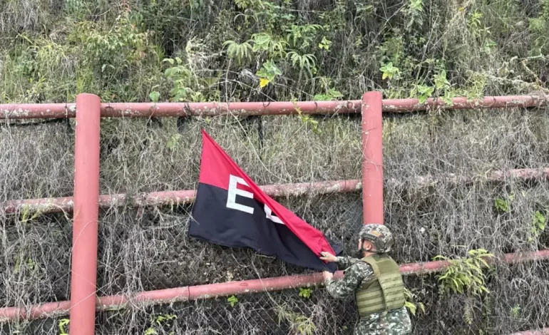 La nueva bandera de Eln aparece en otra área de la comuna, a pesar de una fuerte operación organizada por el ejército

 – Primer plano