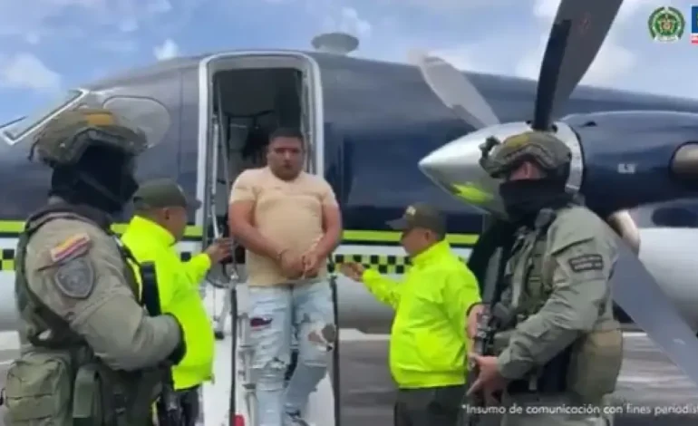 Los contacté en las redes sociales

 – Primer plano