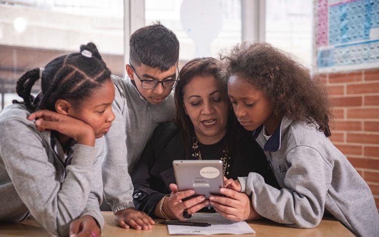 Más de 10,000 maestros ya han sido entrenados en AI: el gran desafío educativo en Colombia
 – Primer plano