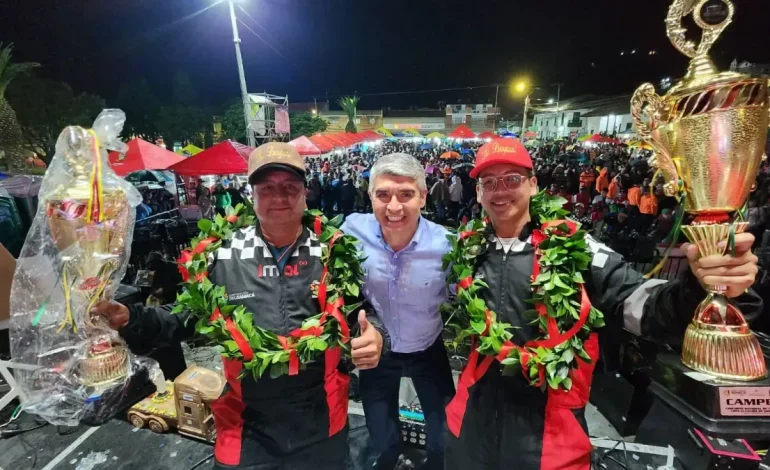 Padre e hijo, fueron los campeones de la competencia nacional de Tractomulas National en el orden inverso, que llamó a las 154 mejores pinturas de pared en el país en Samacá en Boyacá

 – Primer plano
