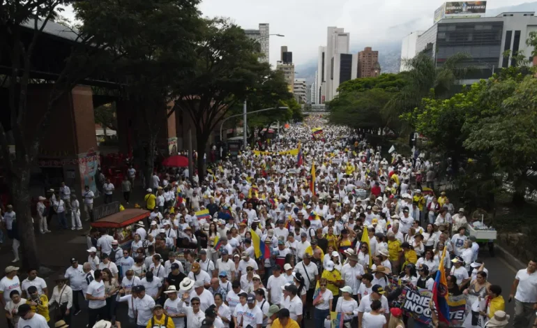 «Paisas» fue masivamente a las calles del centro para brindar apoyo al ex presidente

 – Primer plano
