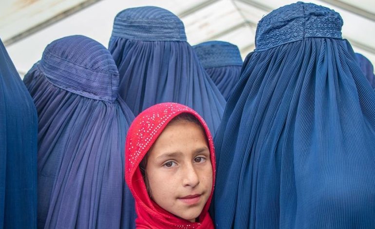 Afganistán: Cuatro años después, 2.2 millones de niñas aún no pueden ir a la escuela

 – Primer plano