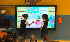 Los maestros cambian de tradicionalmente a pizarra digital
– Primer plano