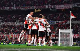 Colombianos en placa de río

 – Primer plano