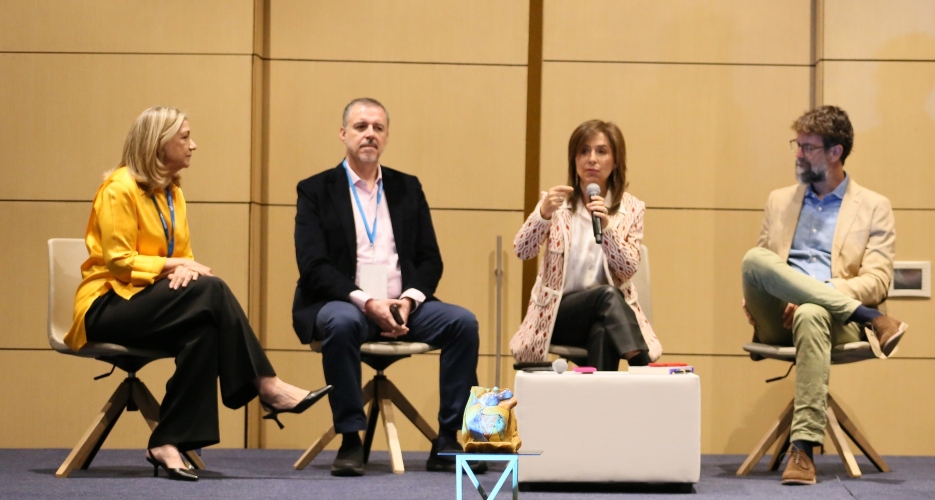 La hiperconexión tecnológica rompe las conexiones e influye en la salud emocional de los niños y adolescentes

 – Primer plano