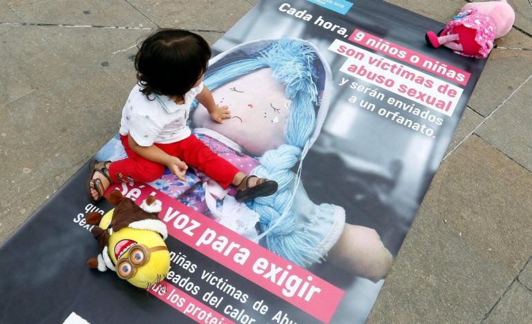 amenazó a sus víctimas con sanciones

 – Primer plano